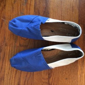 Royal blue and white TOMS women’s size 8.5